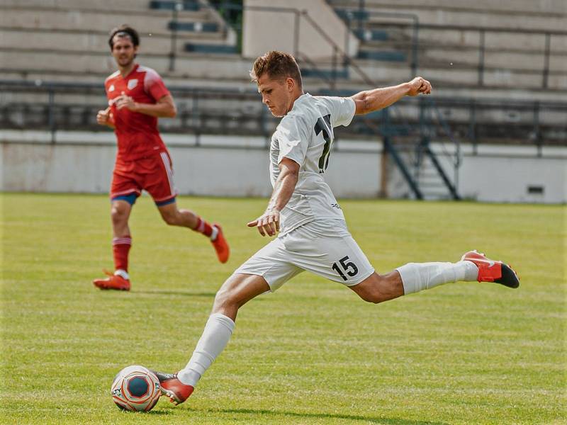 Přípravné utkání MFK Vyškov (bílé dresy) - Uničov (3:2) se hrálo v Drnovicích.