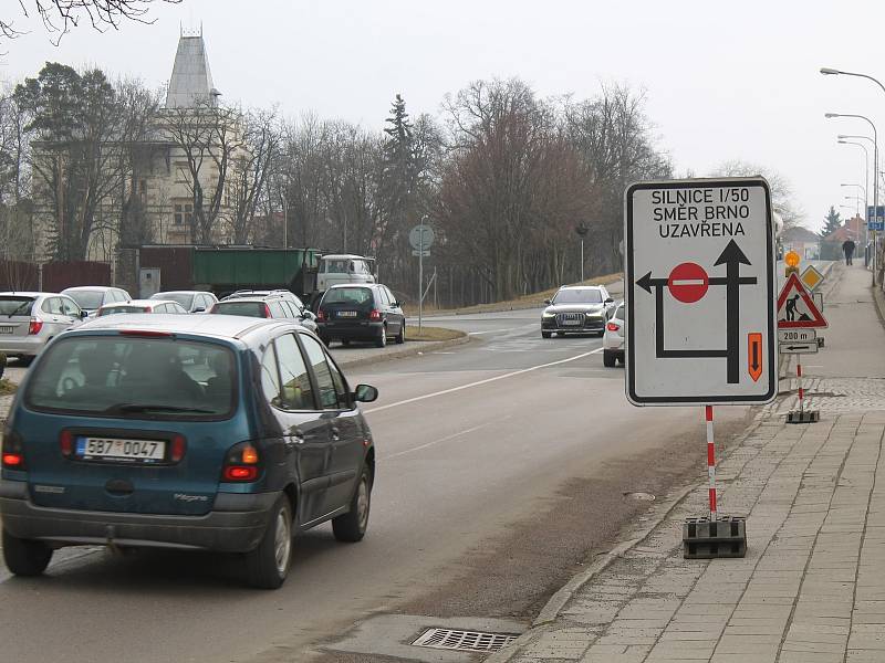 Opravy na silnici I/50 komplikují život lidem ve Slavkově u Brna.