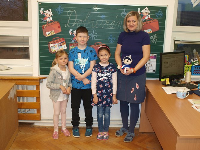 Žáci první třídy základní školy v Tučapech s třídní učitelkou Petrou Holzerovou