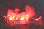 Fotbalisté Zlína (žluté dresy) hráli doma s Baníkem Ostrava 2:2. Zápas sledoval jen omezený počet diváků.