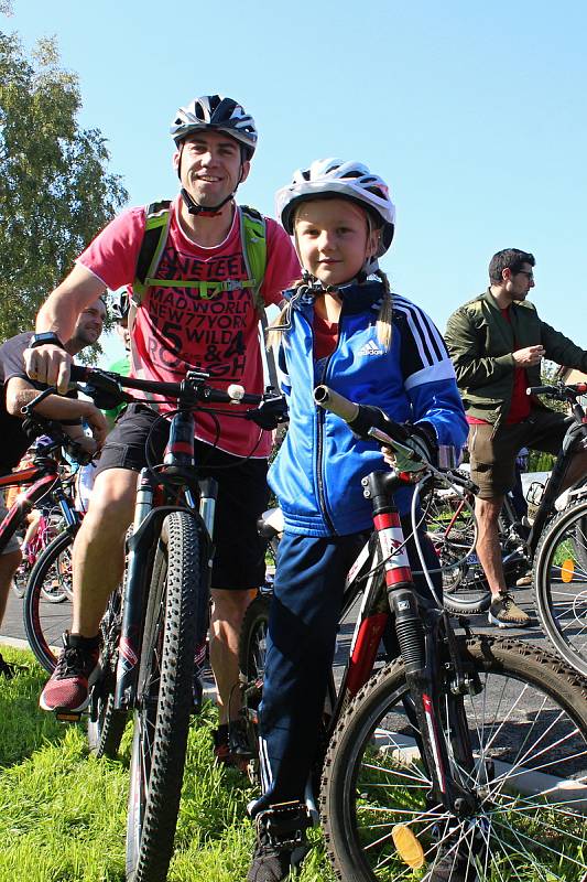 Hromadnou jízdou cyklisté otevřeli první cyklostezku ve Slavkově.