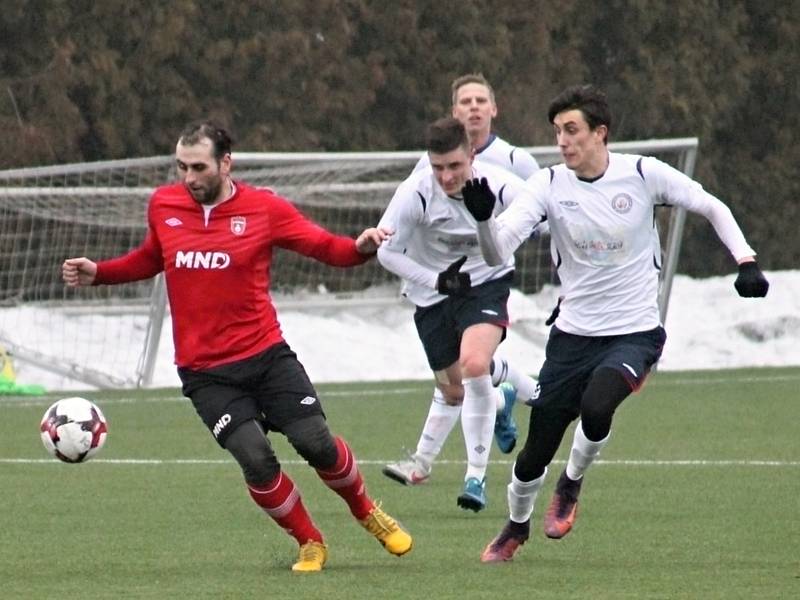 V přípravném fotbalovém utkání dvou účastníků Moravskoslezské ligy porazil MFK Vyškov FK Hodonín vysoko 7:2. Zápas se hrál na vyškovském umělém trávníku.