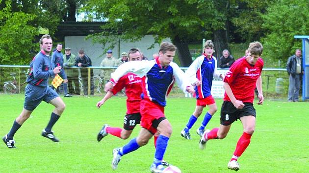 Ivanovický fotbalový celek (v červeném) se přes zimní pauzu hlavně snažil ustálit svou hráčskou základnu. Po senzačním vstupu do soutěže však závěr už tak růžový nebyl.  Prvním jarním soupeřem budou pro Ivanovické Šlapanice.