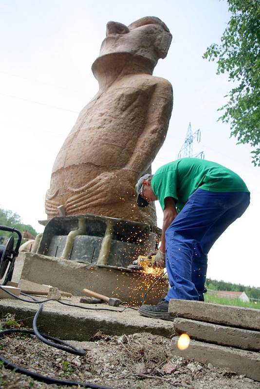 Přesná kopie jedné ze soch Moai z Velikonočního ostrova zdobí od úterý areál bývalých kasáren v Bohdalicích na Vyškovsku.