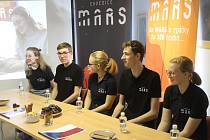 Pětice studentů se v pátek vrátila ze simulovaného letu na Mars.