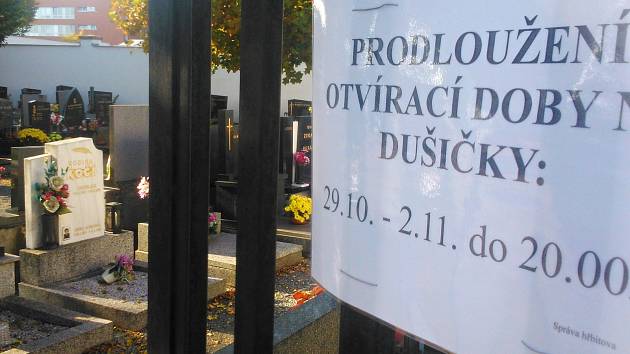 Kvůli svátku zemřelých policisté z Vyškovska opět posílí hlídky na hřbitovech. U vyškovského, který bude otevřený déle než obvykle, můžou řidiči výjimečně navzdory rekonstrukci ulic zaparkovat.