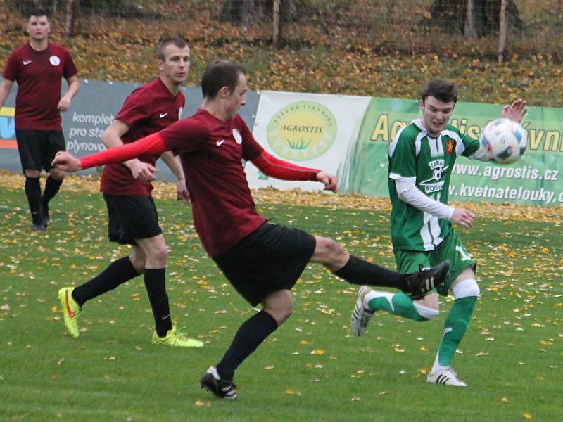 V posledním kole podzimní části krajského přeboru prohráli fotbalisté Tatranu Rousínov (zelené dresy) na domácím trávníku se Spartou Brno 1:2.