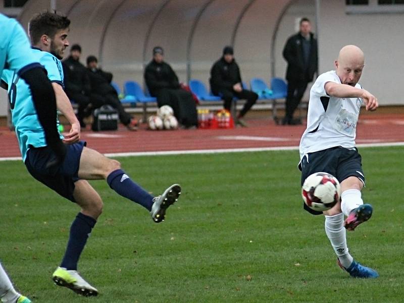 V posledním podzimním kole Moravskoslezské ligy na domácím hřišti remizovali fotbalisté MFK Vyškov (v bílém) s HFK Olomouc 0:0.