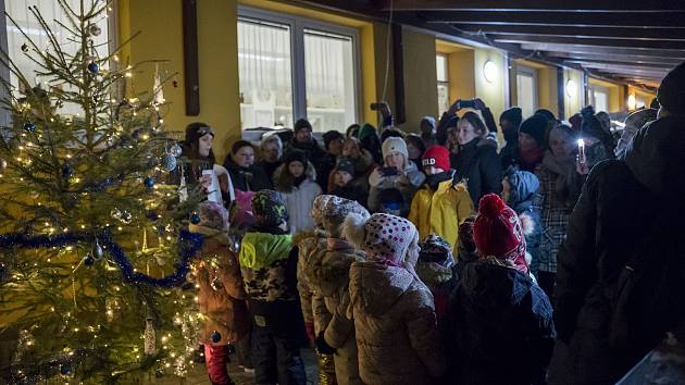 Vánoční stromek od soboty svítí už i ve vyškovské místní části Opatovice. Lidé si mohli zároveň nakoupit na vánočním jarmarku.