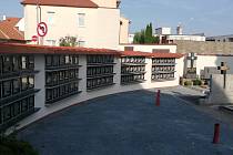 Novou hřbitovní zeď a kolumbárium dokončili řemeslníci ve Slavkově.