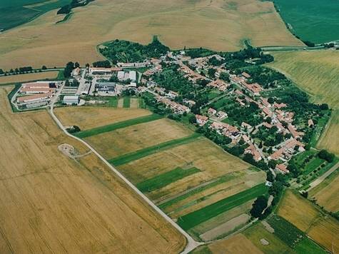 Letecký pohled na obec Bohaté Málkovice.