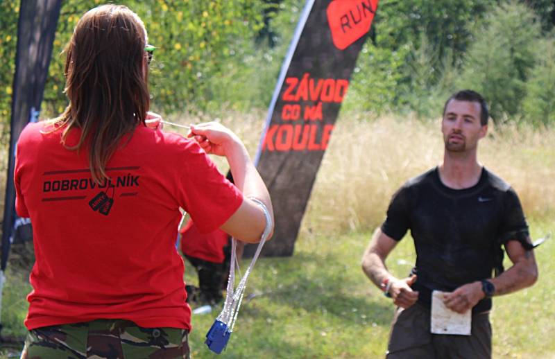 Na start extrémního závodu Kilpi Army Run se ve Vojenském újezdu Březina postavilo přes 700 sportovců. Soutěžili jak sami za sebe, tak i v týmech.
