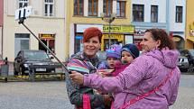 Maminky z Vyškovska ve čtvrtek propagovaly kontaktní rodičovství. Vydaly se na pochod Vyškovem i se svými dětmi.