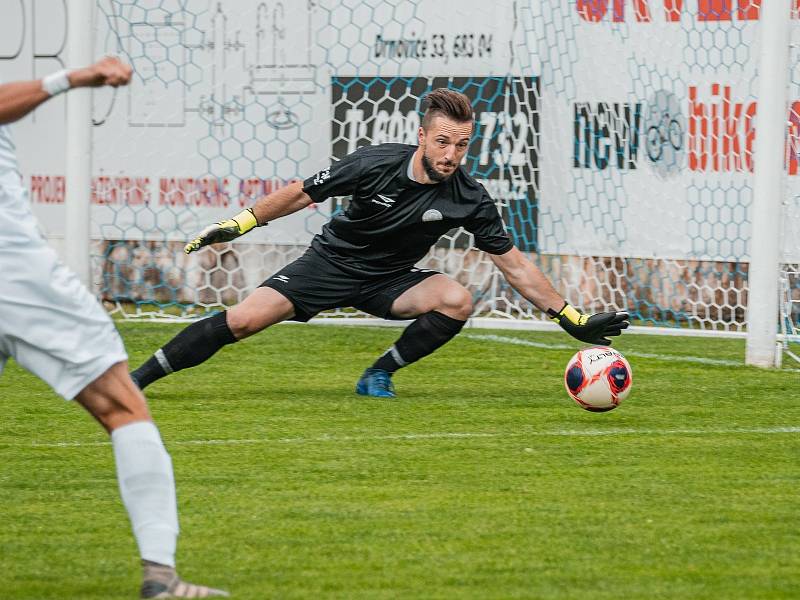 V zajímavém souboji podlehli fotbalisté MFK Vyškov (bílé dresy) rezervě pražské Sparty těsně 2:3.