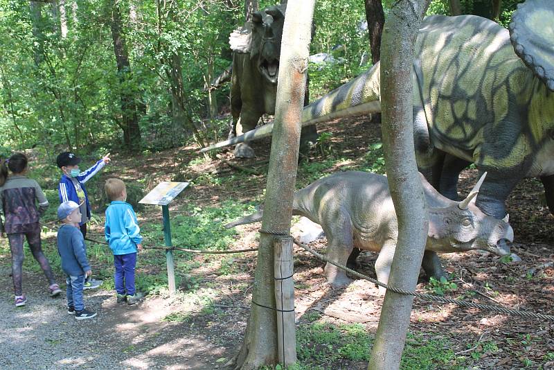 Návštěvníci obdivují modely prehistorických zvířat v životních velikostech. Některé modely jsou navíc pohyblivé a ozvučené.