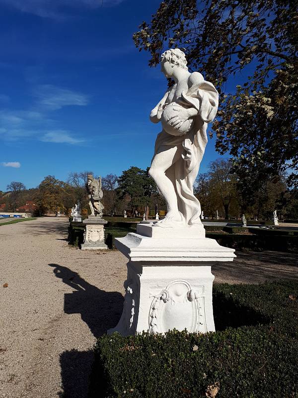 Jedenáct soch v zámeckém parku zámku ve Slavkově u Brna je opravených