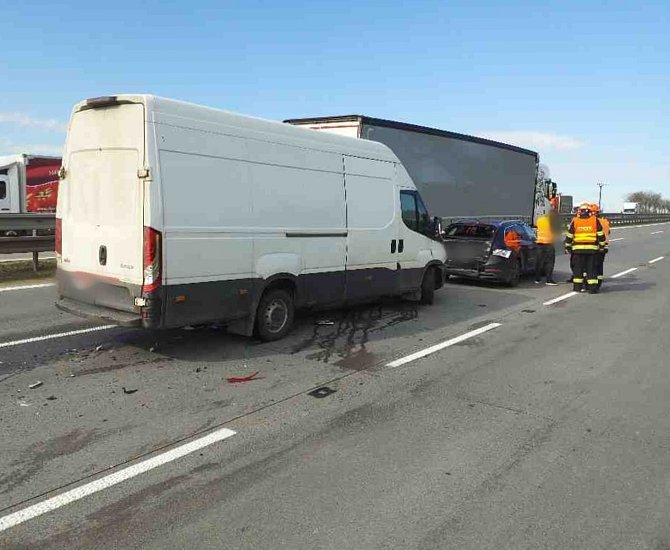 Na dálnici D1 u Velešovic na Vyškovsku se v úterý ráno srazila dodávka s osobním autem.