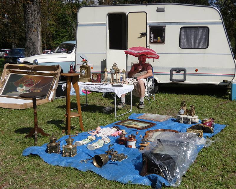 Uplynulý víkend zaplnily park slavkovského zámku davy návštěvníku. Lákal je jubilejní dvacátý Veteranfest.