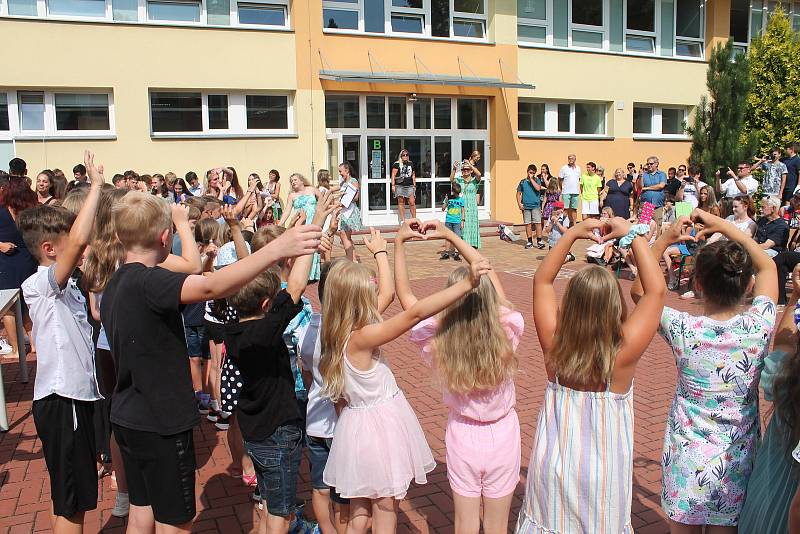 Slavnostního předávání vysvědčení se ve čtvrtek ráno dočkali žáci devátých ročníků na Základní škole Purkyňova ve Vyškově. Foto: se souhlasem Romana Říhy