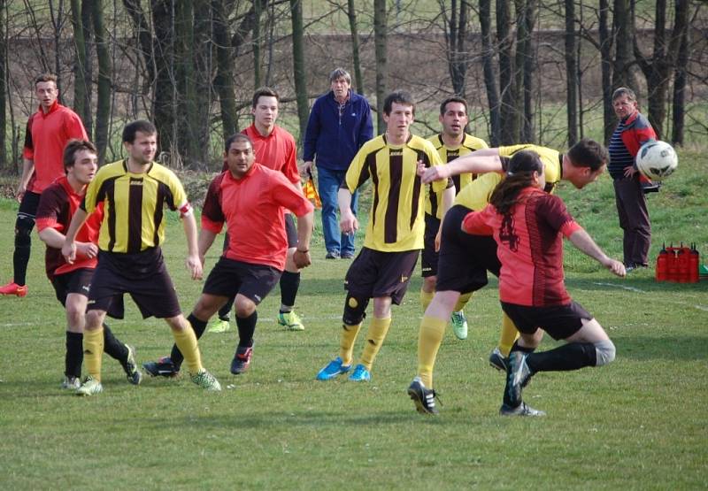 Fotbalisté Branek (červené dresy) doma prohráli s Novým Hrozenkovem 0:4.