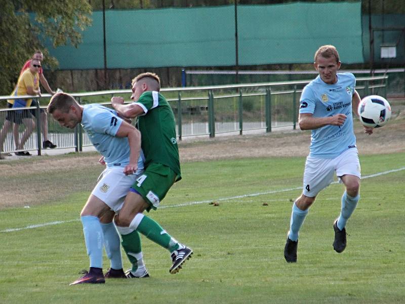 Ve druhém kole krajského přeboru prohráli fotbalisté Tatranu Rousínov (zelené dresy) doma se Sokolem Krumvíř 1:2.