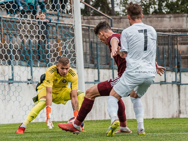 V zajímavém souboji podlehli fotbalisté MFK Vyškov (bílé dresy) rezervě pražské Sparty těsně 2:3.