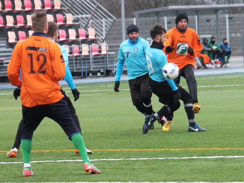 V posledním přípravném utkání na jarní start krajského přeboru prohráli fotbalisté Tatranu Rousínov (v oranžových dresech) se Spartakem Velká Bíteš 2:4.