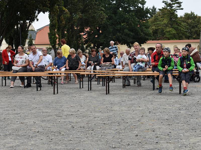 Druhý ročník Dialogfestu podpořil místní spolky, podnikatele a propojil generace - od předškoláků po důchodce. Kromě toho připomněl i sté výročí státnosti.