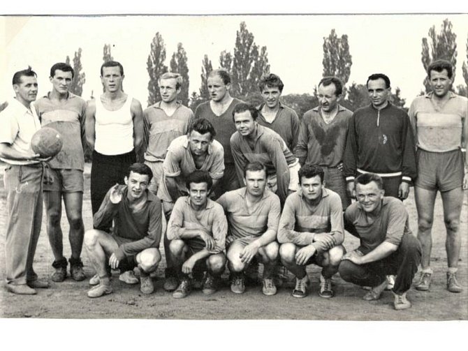 1963 - 1964, vítěz okresního přeboru. První zleva Jan Nedělník – vedoucí mužstva.