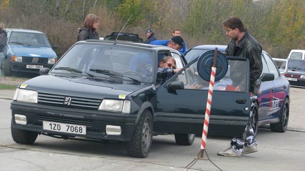 Automobilové slalomy na vyškovském letišti.