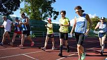 Závody chodců na atletickém stadionu ve Vyškově.