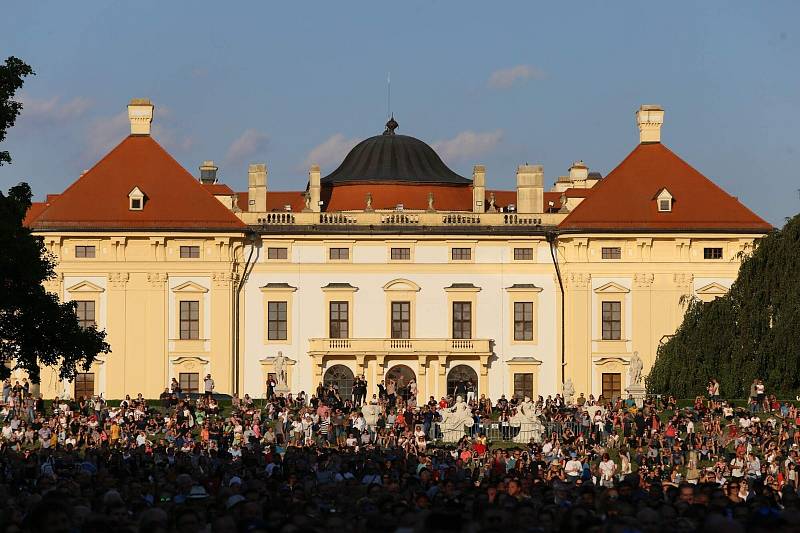 Několikrát odložený koncert Stinga přilákal tisíce posluchačů.