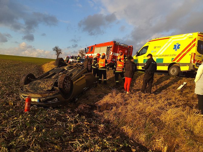 Pět nehod zaměstnalo na jihu Moravy hasiče, záchranáře a policisty.
