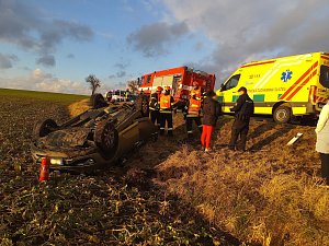 Pět nehod zaměstnalo na jihu Moravy hasiče, záchranáře a policisty.