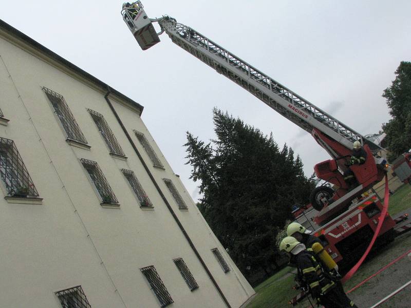 V úterý odpoledne se sjely tři jednotky hasičů k Muzeu Vyškovska. Plameny však nehasily, konalo se taktické cvičení.