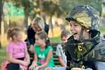 Příprava občanů k obraně státu: Vojáci navštívili školu v Mikulově