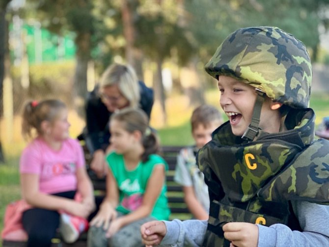Příprava občanů k obraně státu: Vojáci z Vyškova navštívili školu v Mikulově