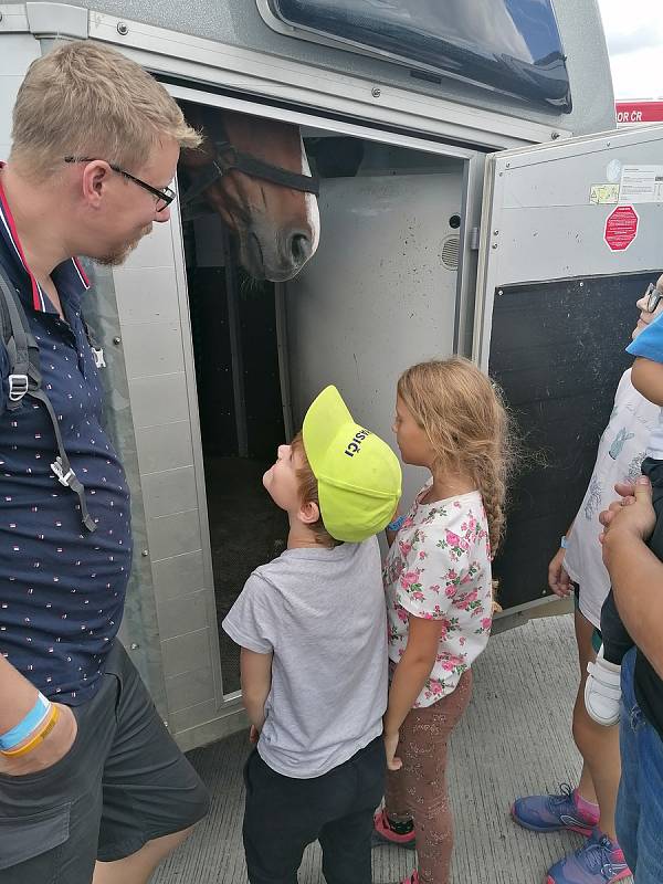 Hasparty zaplnila vyškovské letiště. Přijeli hasiči, policisté, záchranáři i vojáci.