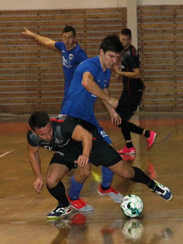 V okresním derby jihomoravské divize futsalistů se prosadil favorizovaný FC Kloboučky (modré dresy). Vyškovský tým Brikety-pelety porazil 9:4