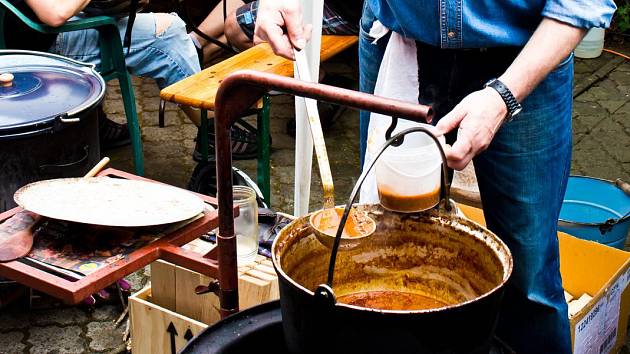 Gulach fest ve Slavkově u Brna. Areál obsadili milovníci hovězího guláše.