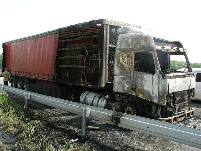 Deset let starý tahač Volvo požár prakticky zničil, rozšíření požáru na návěs s nákladem ocelových drátěných sítí se podařilo zabránit, u návěsu byl částečně poškozen jen vnější kryt.  