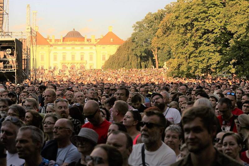 Několikrát odložený koncert Stinga přilákal tisíce posluchačů.