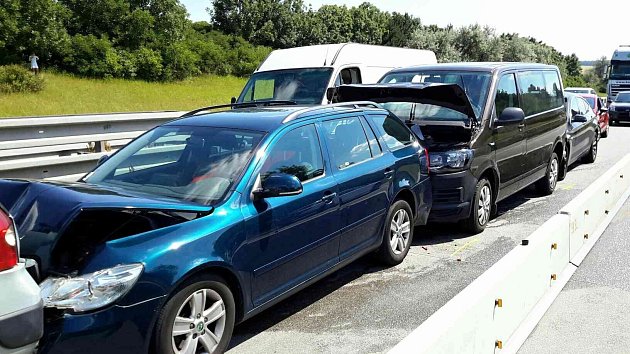 Čtyři osobní auta a dvě dodávky bouraly v sobotu před třetí hodinou odpoledne na 221. kilometru dálnice D1 na úrovni Tučap směrem z Brna na Vyškov.