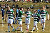 První jarní body v krajském přeboru přivezli fotbalisté Rousínova (zelené dresy) z Bosonoh za výhru 2:0.