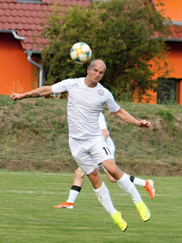 V přípravném utkání na hřišti ve Zbýšově porazili fotbalisté MFK Vyškov (bílé dresy) Hanáckou Slavii Kroměříž 2:0.