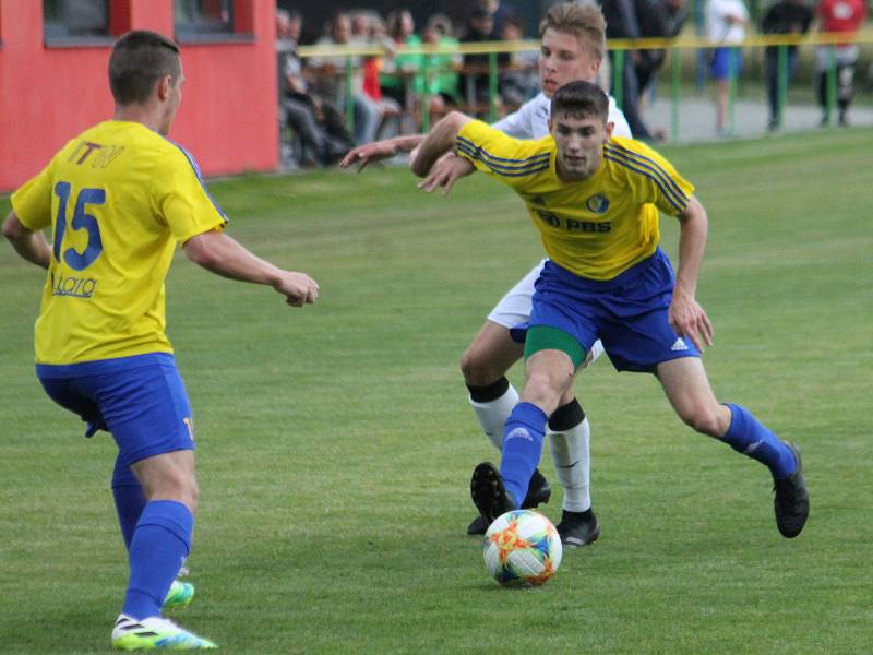 V přípravném utkání na hřišti v Křižanovicích u Bučovic porazili fotbalisté Vyškova (bílé dresy) Velkou Bíteš 8:1.