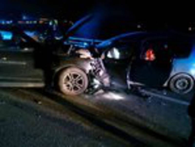 Řidička ve Slavkově u Brna při předjíždění čelně narazila do protijedoucího auta. Při nehodě se zranili čtyři lidé.