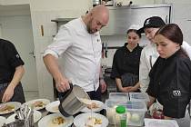 Studenti v Integrované střední škole ve Slavkově vařili s kuchařem Ondrou Slaninou.