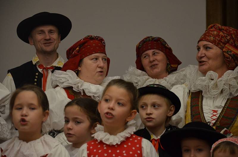 V programu vystoupily Dětský folklorní soubor Klebetníček a Hanácký folklorní soubor Trnka.