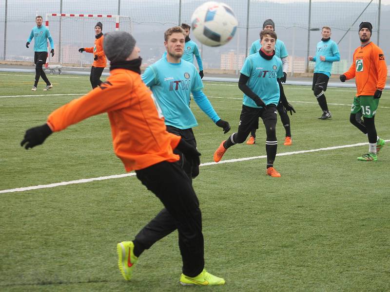 V posledním přípravném utkání na jarní start krajského přeboru prohráli fotbalisté Tatranu Rousínov (v oranžových dresech) se Spartakem Velká Bíteš 2:4.